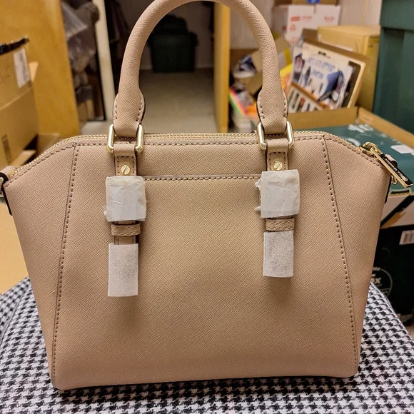 Michael Kors Ciara Medium Messenger - Picture 2 of 6